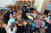 Strażacy podczas szkolenie z szkolenia z udzielania pierwszej pomocy 