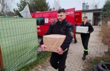 Druhowie niosący paczki potrzebującym 