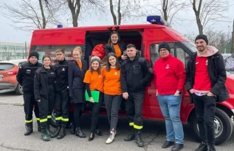 Druhny i Druhowie przy wozie strażackim 